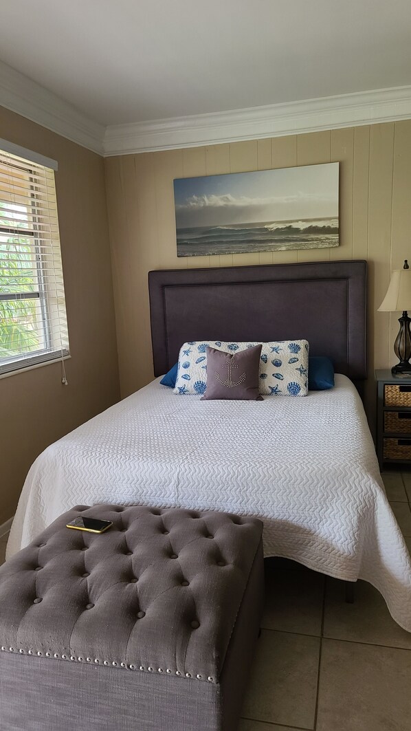 1 室のベッドルーム、デスク、アイロン / アイロン台、旅行用ベビーベッド