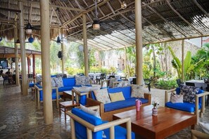 Outdoor dining - Hotel Isla Real (Cartagena)