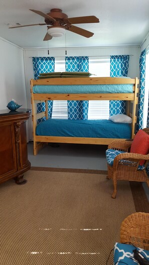 3 slaapkamers, een strijkplank/strijkijzer, beddengoed