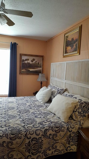 3 bedrooms, iron/ironing board, bed sheets