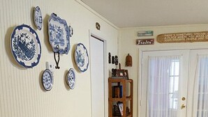 Ein Esszimmer mit einem Holztisch und blau gepolsterten Stühlen.