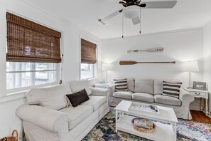 TV, books - * *PROFESSIONALLY CLEANED l BEACH CHIC COASTAL VILLA!*COME RELAX! ☀️🦀❤️ (Mt Pleasant)