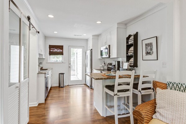 Fridge, microwave, oven, stovetop - * *PROFESSIONALLY CLEANED l BEACH CHIC COASTAL VILLA!*COME RELAX! ☀️🦀❤️ (Mt Pleasant)