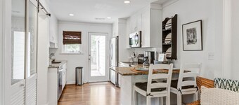 * *PROFESSIONALLY CLEANED l BEACH CHIC COASTAL VILLA!*COME RELAX! ☀️🦀❤️