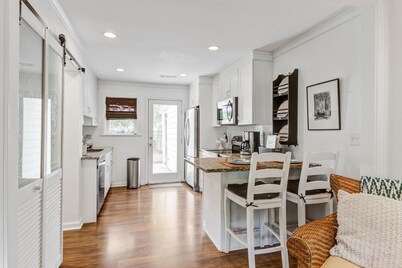 * *PROFESSIONALLY CLEANED l BEACH CHIC COASTAL VILLA!*COME RELAX! ☀️🦀❤️