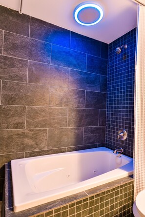 ラグジュアリー スイート 1 ベッドルーム 2 バスルーム パーシャル オーシャン ビュー (Casa Azul) | バスルーム | 個別の浴槽とシャワー、ジェットバス、バスアメニティ (無料)、ヘアドライヤー