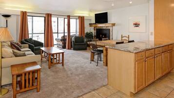 Een smart-tv, een open haard, een dvd-speler en een filmbibliotheek