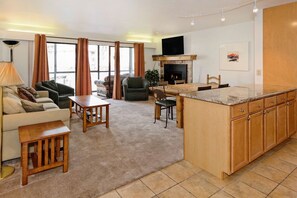 Smart TV, fireplace, DVD player, video library - Ski-in/ski-out, 2 sunrooms overlook main plaza! Free Parking and Wifi (Copper Mountain)