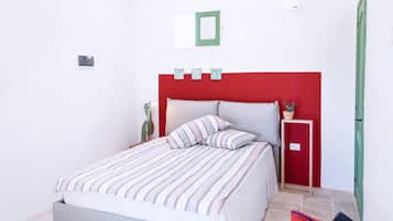 Monolocale, bagno privato | Con stile personalizzato, una scrivania, Wi-Fi (a pagamento), lenzuola