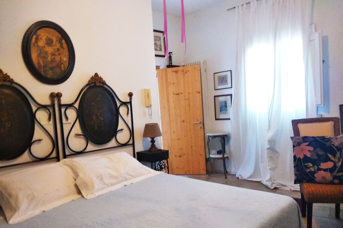 Klassieke tweepersoonskamer, 1 queensize bed | Individueel gedecoreerd, een bureau, wifi, beddengoed
