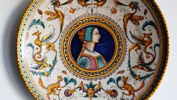 Un plato decorativo con diseños intrincados y un retrato en el centro.