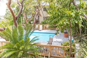 Utendørsbasseng og solsenger