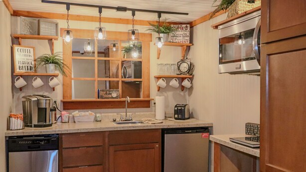 Private kitchen - Romantic Inn suite with Air Jet Jacuzzi & private bath (Logan)