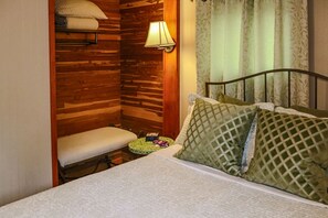 1 bedroom, soundproofing, free WiFi, bed sheets - A Woodland Hideaway Worth Getting Lost In (Logan)