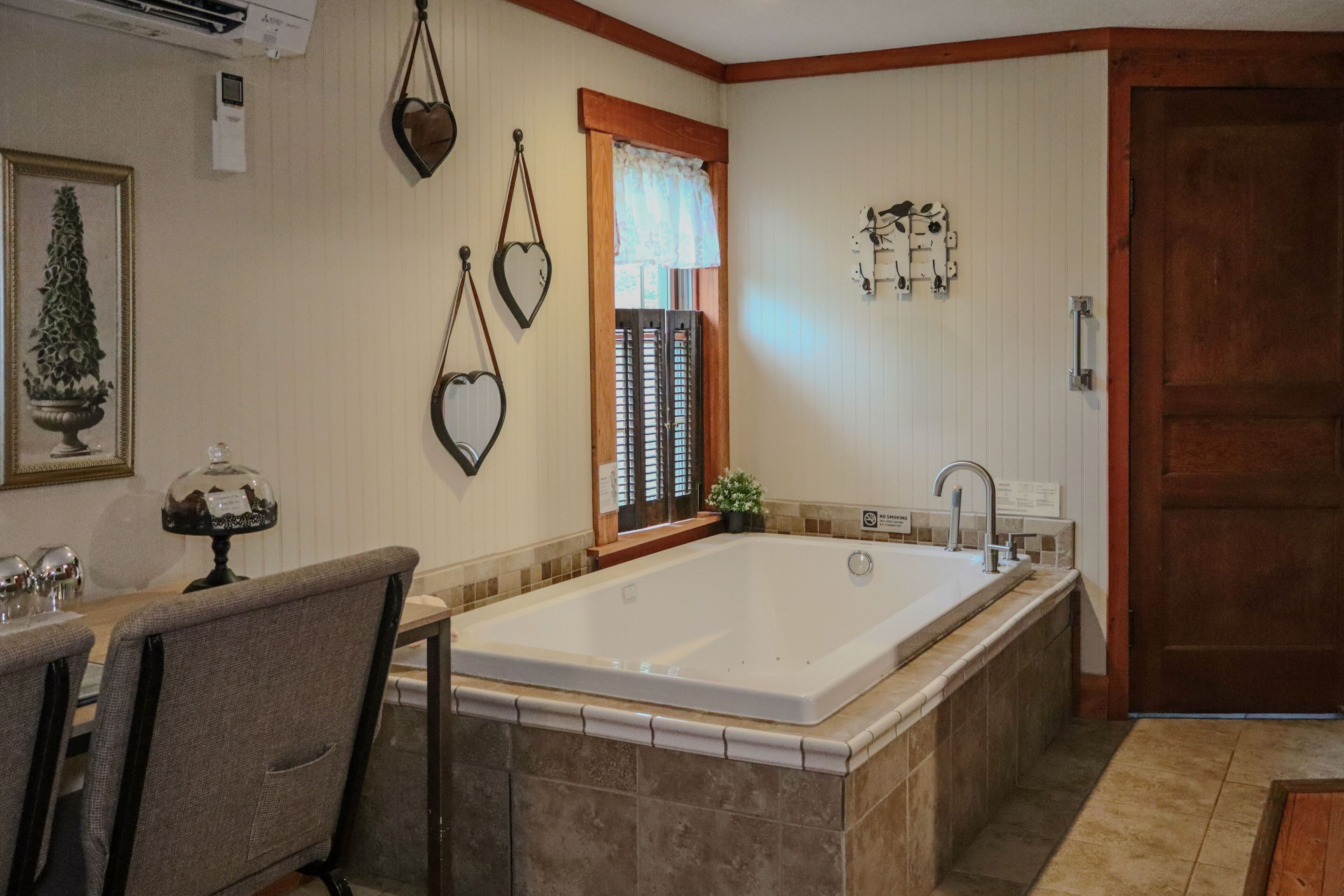 Douche, séchoir à cheveux, serviettes fournies, savon