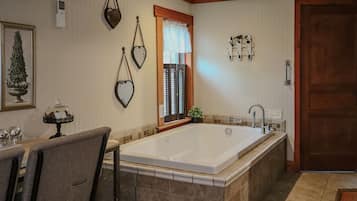 Douche, séchoir à cheveux, serviettes fournies, savon