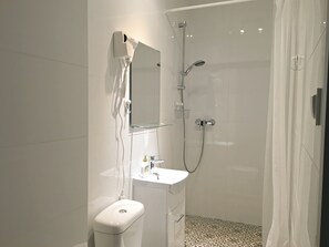 共用宿舍, 僅限女士 (1 bed) | 浴室 | 淋浴設備、免費盥洗用品、吹風機、毛巾