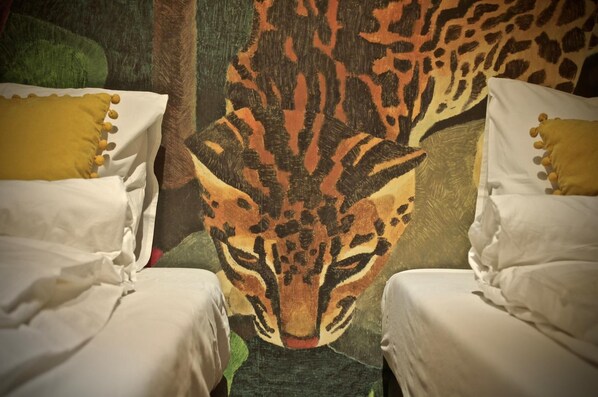A room with two beds, each with white bedding and yellow pillows. - Aparthostel Warszawa (Warsaw)