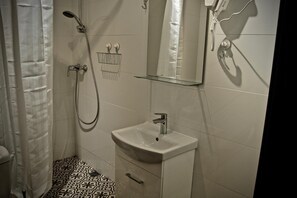 Douche, articles de toilette (gratuits), séchoir à cheveux