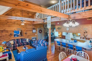 Smart TV, fireplace, DVD player, books - The Resting Place Cabin ~ Your Home away from Home (Huntsville)