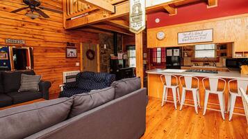 Smart TV, chimenea, reproductor de DVD y libros