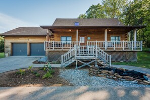 Exterior - The Resting Place Cabin ~ Your Home away from Home (Huntsville)