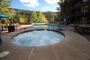 Outdoor spa tub - Buffalo Lodge 8413 (Keystone)