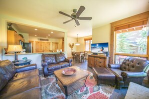 Premier resortwoning, 2 slaapkamers, balkon, uitzicht op bergen (Settlers Creek 6514) | Woonruimte | Een open haard en een dvd-speler