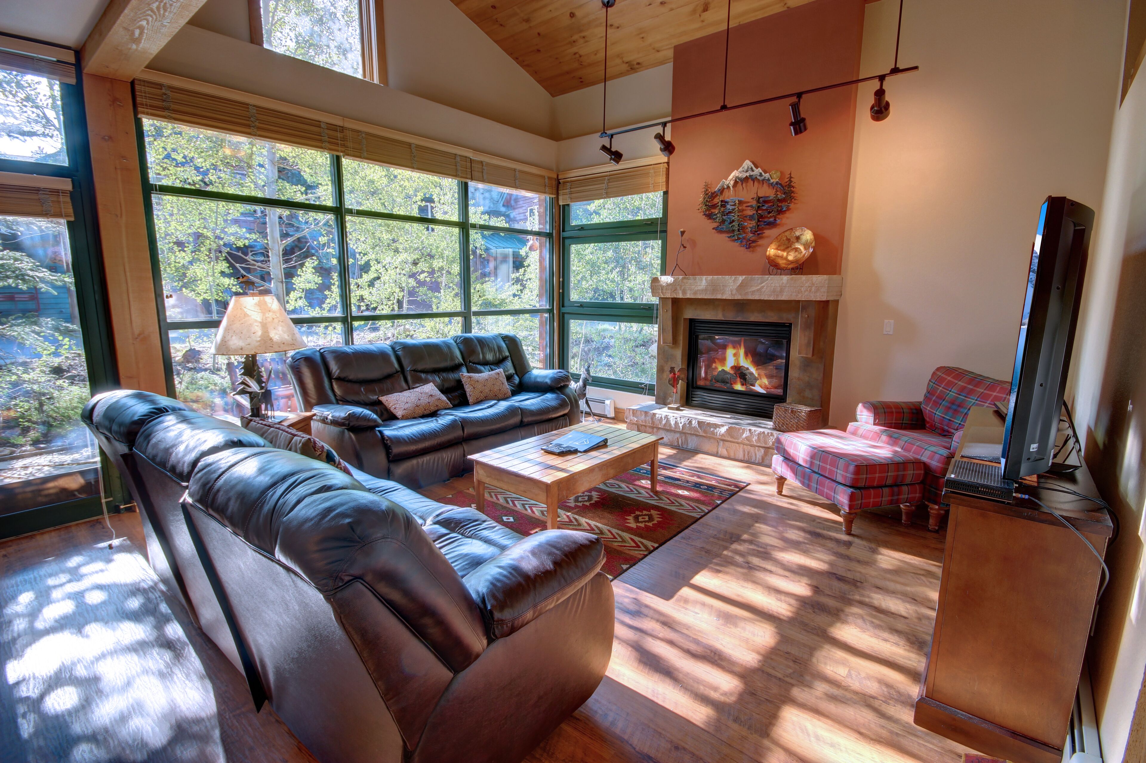 Casa de ciudad, varias camas, vista al resort (Ski Tip Ranch 8712) | Área de sala de estar | Televisión de pantalla plana, chimenea y reproductor de DVD 