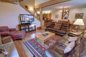 Casa adosada, varias camas, vistas al complejo turístico (Ski Tip Ranch 8712) | Zona de estar | Una televisión de pantalla plana, una chimenea, un reproductor de DVD