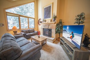 Deluxe Townhome, 3 Bedrooms, Patio, Mountain View (Ironwood 2986) | Living area