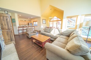 Panoramic Condo, 4 Bedrooms, Jetted Tub, Mountain View (Gateway Lodge 5089) | Living area | Flat-screen TV, fireplace