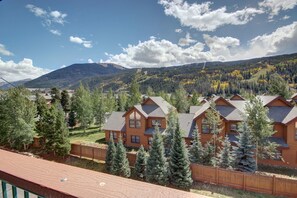 Condo panorâmico, 4 quartos, banheira de hidromassagem, vista para a montanha (Gateway Lodge 5089) | Vista do quarto