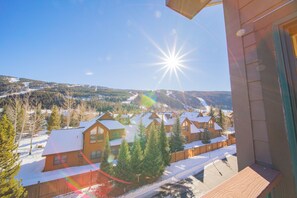 A residential area with houses, snow-covered roofs, and a clear sky. - Gateway Lodge 5089 (Keystone)