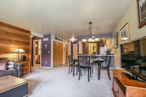 Apartment, Mehrere Betten, Blick auf den Innenhof (Mall 1413) | Wohnzimmer