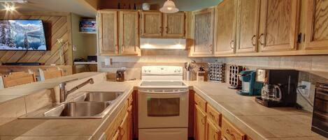 Design Condo, 3 Bedrooms, Fireplace, Courtyard View (Flying Dutchman 1164) | Private kitchen