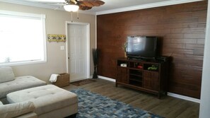 Smart TV, books - Beach Block Bungalow, everything you need for a great get away Quiet and safe (Pompano Beach)