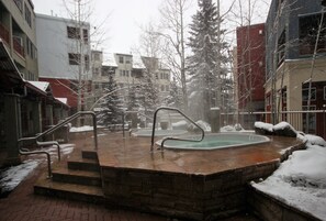 Design Condo, 1 Bedroom, Fireplace, Resort View (Silver Mill 8298) | Outdoor spa tub