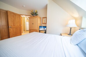 Design Condo, 1 Bedroom, Fireplace, Resort View (Silver Mill 8298)