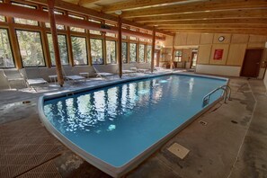 Condo com design assinado, 1 quarto, varanda, vista para a montanha (Homestead 2031) | Piscina | Piscina interna