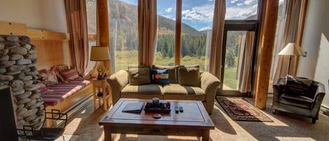 Condo Prestigio, 1 habitación, patio, vista a la montaña (Homestead 2031) | Área de sala de estar | Televisión de pantalla plana, chimenea y reproductor de DVD