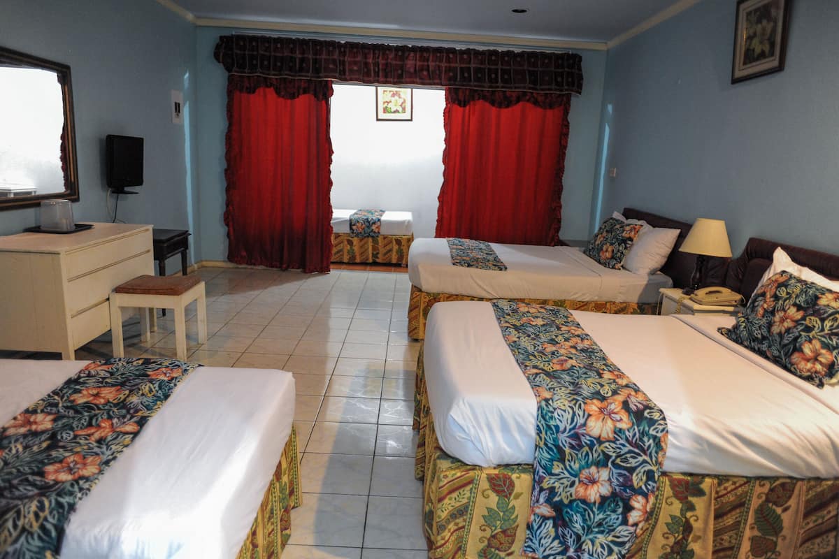 Premium bedding, in-room safe, desk, blackout drapes