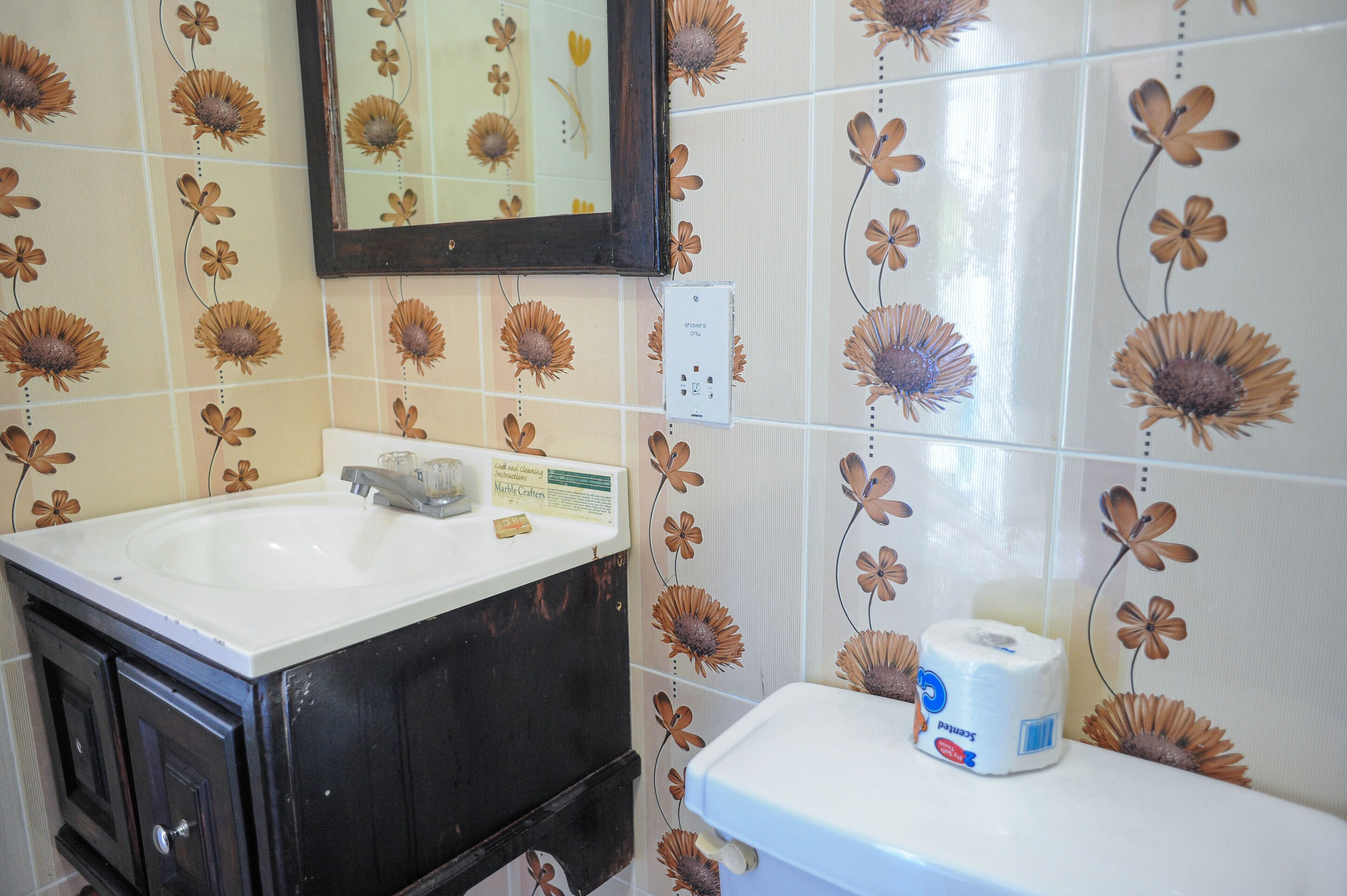 standard room, 1 queen bed | bathroom | combined shower/bathtub, free toiletries, towels