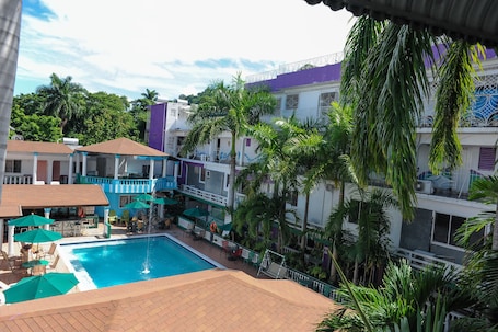 Ropa de cama de alta calidad y caja de seguridad en la habitación