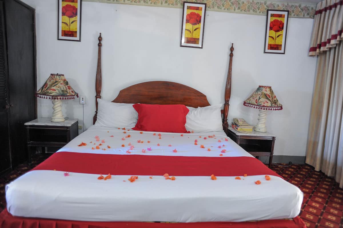 Phòng Tiêu chuẩn, 1 giường cỡ queen | Bộ đồ giường cao cấp, két bảo mật tại phòng, bàn, màn/rèm cản sáng