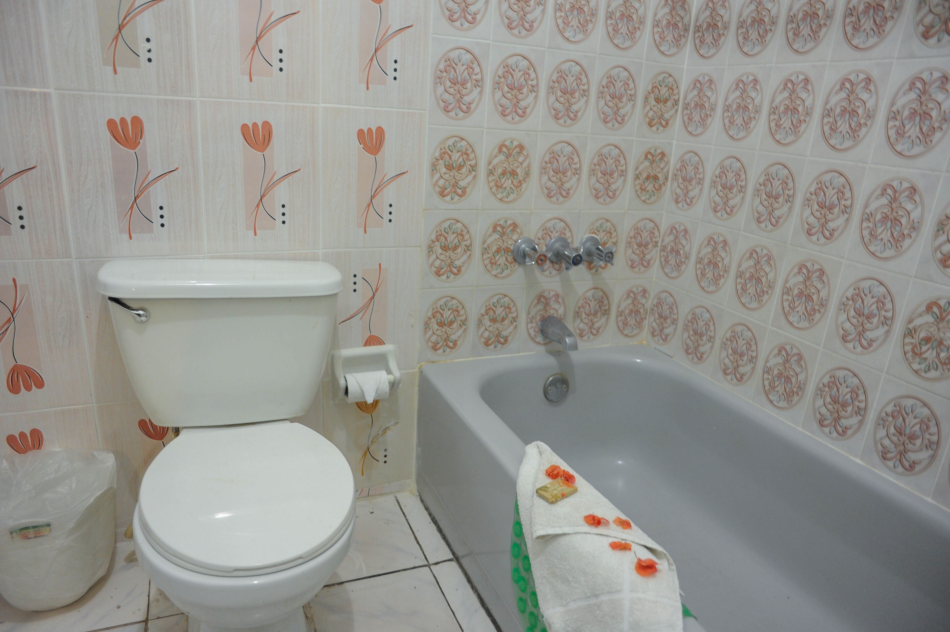 junior one king bed room | bathroom | combined shower/bathtub, free toiletries, towels