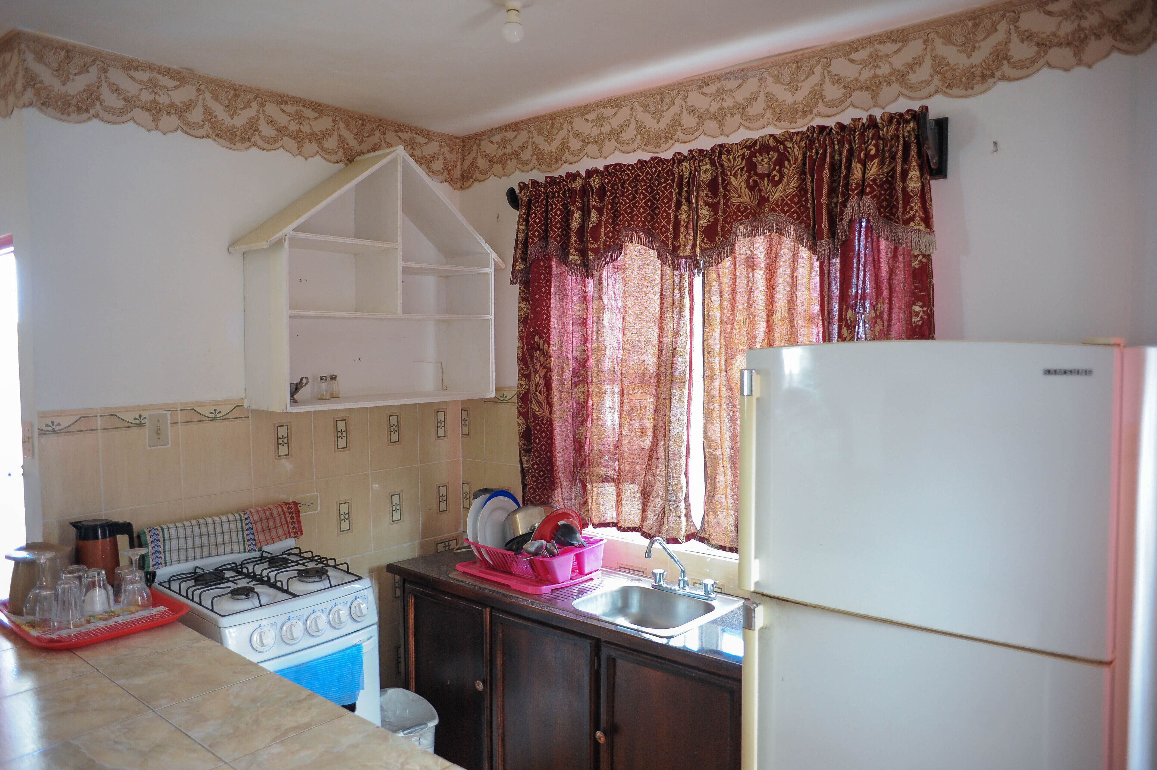 fridge, coffee/tea maker