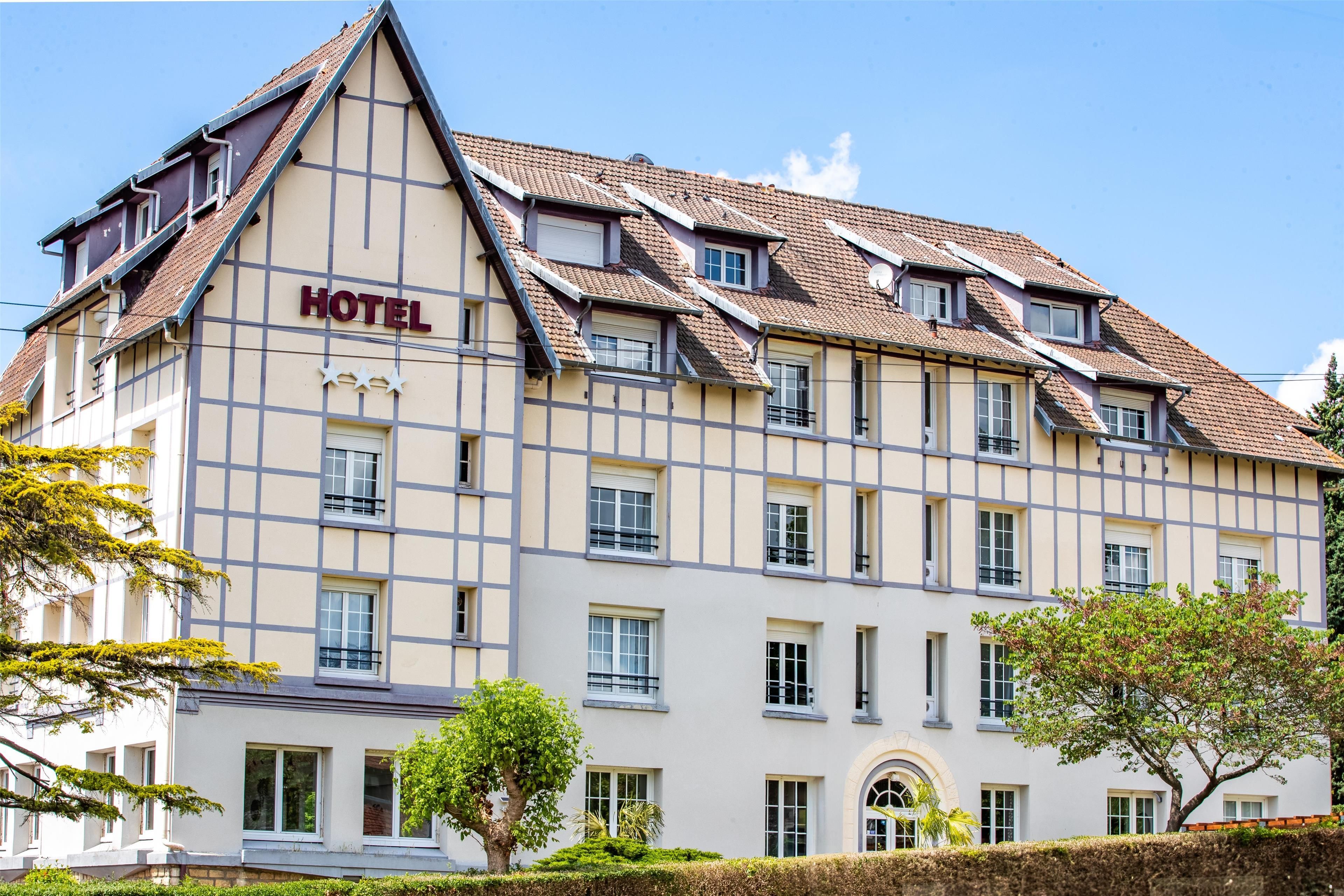Ett hotell i traditionell europeisk arkitektonisk stil, med ett sadeltak och många fönster.
