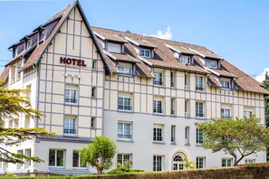 A hotel with a traditional European architectural style, featuring a gabled roof and multiple windows. - Sure Hotel by Best Western Port Jerome - Le Havre (Port-Jérôme-sur-Seine)