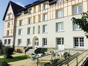 A hotel with a traditional facade, multiple windows, and a staircase leading to the entrance. - Sure Hotel by Best Western Port Jerome - Le Havre (Port-Jérôme-sur-Seine)